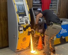 Un agente de policía cortando el cajero automático de Bitcoin con una sierra abrasiva de mano (Fuente de la imagen: Oficina del Sheriff del condado de Jasper a través de Facebook; recortada)
