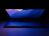 macOS Monterey 12.3 supone una descarga de más de 4 GB para los nuevos MacBook Pro. (Fuente de la imagen: Duy Thanh Nguyen)