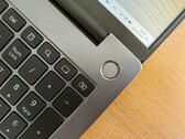 Ordenador portátil con Windows sobre una mesa de madera (Fuente de la imagen: Andrey Matveev - Unsplash)