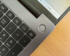 Ordenador portátil con Windows sobre una mesa de madera (Fuente de la imagen: Andrey Matveev - Unsplash)