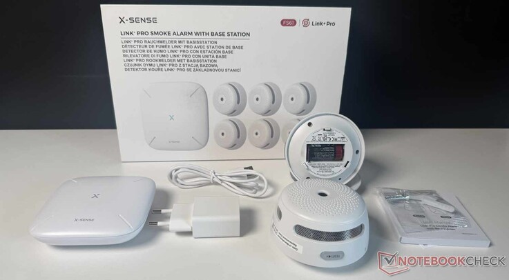 Contenido del paquete del X-Sense XS01-M (FS61); tenga en cuenta que en la imagen solo aparecen dos de los seis detectores de humo.