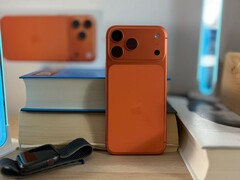 Apple iPhone 17 Air en acabado naranja mostrando el diseño trasero y el módulo de la cámara colocado sobre libros apilados