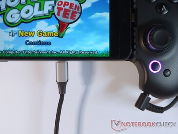 El puerto USB-C permite cargar dispositivos acoplados para jugar sin interrupciones. (Fuente de la imagen: Notebookcheck)