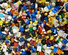 Una imagen que muestra muchos LEGO en el suelo. (Fuente de la imagen: Regenwolke0 - Pixabay)