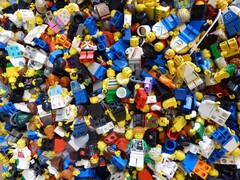 Una imagen que muestra muchos LEGO en el suelo. (Fuente de la imagen: Regenwolke0 - Pixabay)