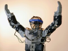 Un robot humanoide con los brazos en el aire (Fuente de la imagen: Adam Lukomski vía Unsplash; recortada)