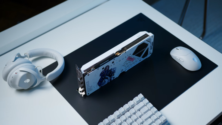 Configuración totalmente blanca con la Zotac RTX 5070 AMP Pragmata Limited Edition y periféricos Alienware.