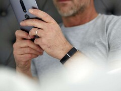 El tensiómetro Aktiia G0 (en la imagen) también se conoce como Hilo Band. (Fuente de la imagen: Hilo)