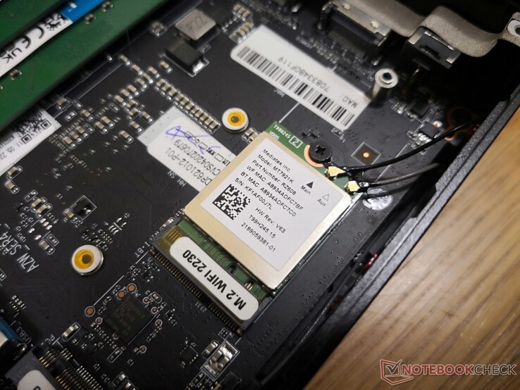 El módulo WLAN M.2 extraíble se encuentra debajo del SSD M.2 principal. El SER4 es uno de los primeros mini PCs que llevan el Wi-Fi 6E MediaTek RZ608 para ser una enorme actualización sobre el Intel 7265 en el SER3