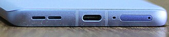 Parte inferior: altavoces, puerto USB-C, micrófono, ranura SIM