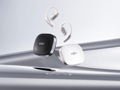 La Shokz OpenFit Pro (con funda), sobre un fondo plateado estilizado. (Fuente de la imagen: Shokz)