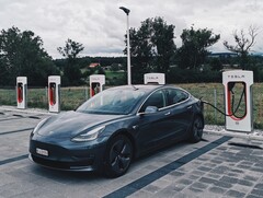 Aparcar un Tesla Model 3 en una plaza de Supercargador suele implicar la necesidad de cargar el coche eléctrico (Imagen: Darío)