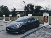 Aparcar un Tesla Model 3 en una plaza de Supercargador suele implicar la necesidad de cargar el coche eléctrico (Imagen: Darío)