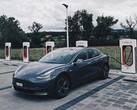 Aparcar un Tesla Model 3 en una plaza de Supercargador suele implicar la necesidad de cargar el coche eléctrico (Imagen: Darío)