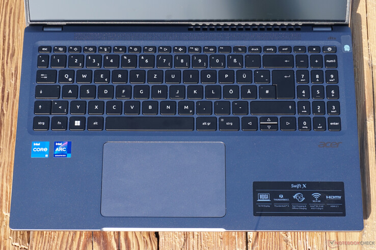 El teclado y el touchpad son agradablemente grandes, pero se mantienen simples.