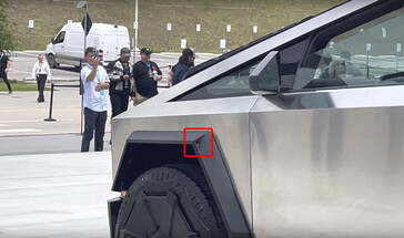 Hay una cámara de visión trasera oculta en el hueco de la rueda delantera que sustituye a los retrovisores laterales. (Fuente de la imagen: Farzad Mesbahi en YouTube)
