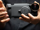 La Shiftcam ProGrip equipada con un accesorio de objetivo opcional. (Fuente: Shiftcam)
