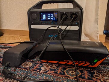 La Powerhouse carga fácilmente la batería de una e-bike con energía solar y al mismo tiempo hace funcionar el televisor, incluyendo el stick de streaming