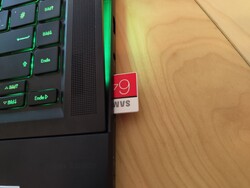 La tarjeta SD no se puede insertar completamente.