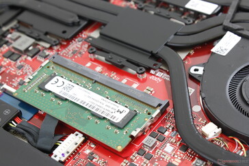 La única ranura de SODIMM DDR4 se encuentra junto a la CPU