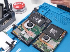 Despiece de la Nintendo Switch 2 mostrando los componentes internos, como la batería, el ventilador y la placa base (Fuente de la imagen: Phone Repair Guru en YouTube)