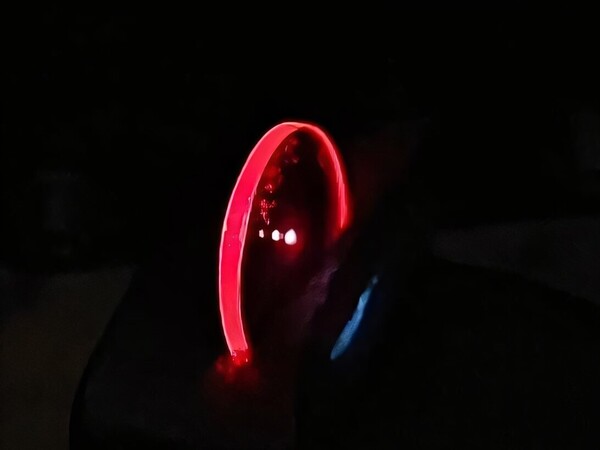 Una película delgada emite luz roja a partir de un estado excitado radical doblete. (Fuente de la imagen: Biwen Li/Laboratorio Cavendish, Universidad de Cambridge; recortada)
