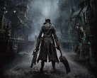Imagen promocional oficial de Bloodborne en la que aparece el Cazador de pie en las calles de Yharnam