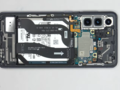 El Galaxy S21 sin su panel trasero. (Fuente: YouTube)