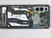 El Galaxy S21 sin su panel trasero. (Fuente: YouTube)