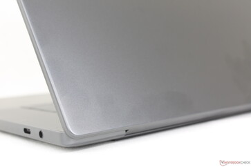 Las superficies lisas de color gris oscuro atraen las huellas dactilares con más facilidad que en el diseño del año pasado