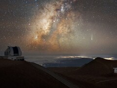 Imagen que muestra el cometa Lemmon y la Vía Láctea sobre Hawai. (Fuente de la imagen: Observatorio Gemini Internacional/NOIRLab/NSF/AURAProcesamiento de imágenes: M. Rodriguez (Observatorio Internacional Gemini/NSF NOIRLab) & M. Zamani (NSF NOIRLab))