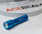 Se espera que la K1 de Acebeam, Edición Especial con láser cian en la imagen, también se lance con luz roja, luz principal blanca y un láser verde