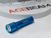 Se espera que la K1 de Acebeam, Edición Especial con láser cian en la imagen, también se lance con luz roja, luz principal blanca y un láser verde