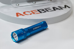Se espera que la K1 de Acebeam, Edición Especial con láser cian en la imagen, también se lance con luz roja, luz principal blanca y un láser verde