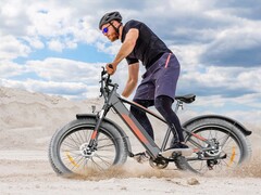 La bicicleta eléctrica Eleglide Tankroll puede proporcionar asistencia al pedaleo hasta 70 km (~43 millas). (Fuente de la imagen: Eleglide)