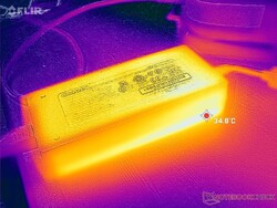 El adaptador de CA puede alcanzar más de 35 C cuando se utilizan cargas exigentes durante periodos prolongados
