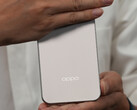 El ejecutivo de Oppo Zhou Yibao bromeando con el diseño trasero del Find X9. (Fuente de la imagen: Zhou Yibao)