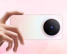 Smartphone Vivo X300 en acabado degradado rosa que muestra el módulo circular de triple cámara con la marca Zeiss (Fuente de la imagen: Vivo)