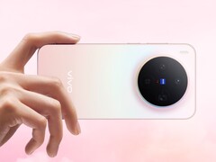 Smartphone Vivo X300 en acabado degradado rosa que muestra el módulo circular de triple cámara con la marca Zeiss (Fuente de la imagen: Vivo)