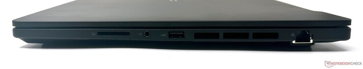 Derecha: Lector de tarjetas SD, conector de audio combinado de 3,5 mm, USB 3.2 Gen2 Tipo-A, 2,5 GbE RJ-45