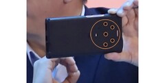 Honor&#039;s CEO muestra un dispositivo de pentacámara fuera. (Fuente: Weibo)