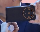 Honor's CEO muestra un dispositivo de pentacámara fuera. (Fuente: Weibo)