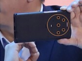 Honor's CEO muestra un dispositivo de pentacámara fuera. (Fuente: Weibo)