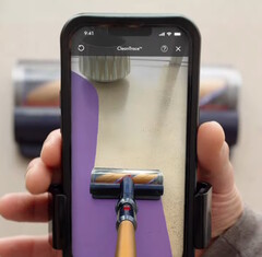 La aplicación Dyson CleanTrace AR permite a los usuarios ver las manchas que se han saltado al pasar la aspiradora. (Fuente: Dyson en YouTube)