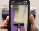 La aplicación Dyson CleanTrace AR permite a los usuarios ver las manchas que se han saltado al pasar la aspiradora. (Fuente: Dyson en YouTube)
