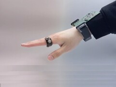 Una imagen del picoRing y la pulsera que lo acompaña (Crédito de la imagen: los investigadores; editado)