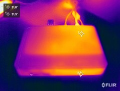 Elemento del chasis de la Intel NUC Pro durante la prueba de esfuerzo (lado superior)