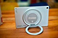El soporte redondo de la Lenovo Tab Plus Gen 2 es extremadamente versátil.