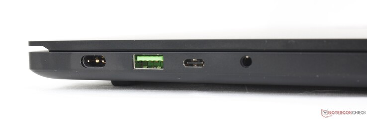 Izquierda: adaptador de CA, USB-A 3.2 Gen. 2, USB-C 3.2 Gen. 2 con DisplayPort 1.4 y Power Delivery, audio combinado de 3,5 mm