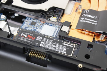 SSD primaria PCIe4 x4 NVMe sin refrigeración adicional incluida